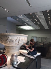 Dépoussiérage d'une sculpture (Louvre Abu Dabi)